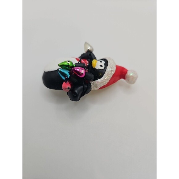 VINTAGE CELLULOID PENGUIN HOLDING LIGHTS SANTA CHRISTMAS PIN HOLIDAY SPIRIT - Picture 3 of 5